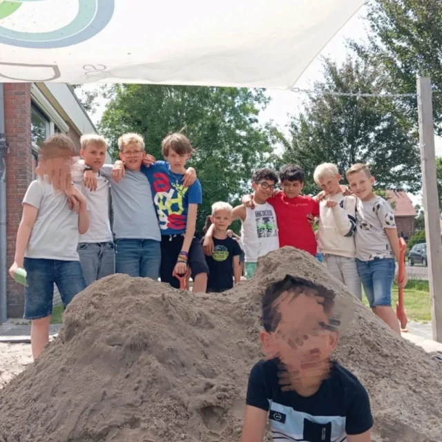 Het mooie van ons onderwijs: pauze met elkaar in de zandbak. Hier leerlingen van groep 3 t/m 8 met een prachtig bouwwerk.
