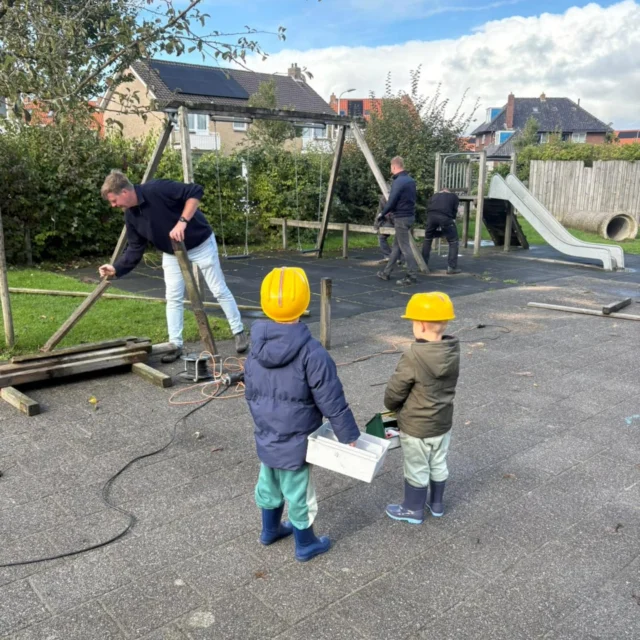 Wat een werk is er verricht! Het plein wordt in de herfstvakantie helemaal anders gemaakt. Gisteren en vandaag mocht een hele groep ouders en kinderen helpen met het leeghalen. Jullie herkennen het na de herfstvakantie vast niet meer terug.