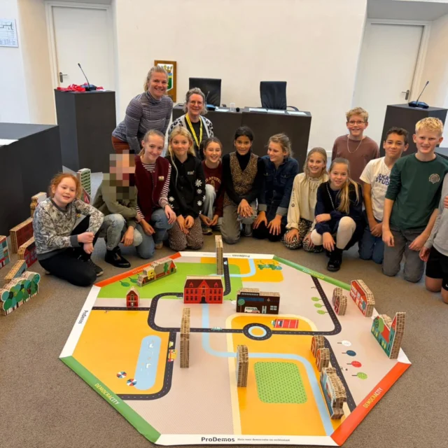 Groep 7/8 had gistermiddag een hele bijzondere en inspirerende middag. De vier politieke partijen waren het unaniem eens over het plaatsen van de kerk in hun stad Dokkum.@noardeastfryslan en @prodemos #noorderbasis