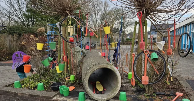 De kerstboom van groep 1, 2 en 3. 🌲Wat een mooie creativiteit!