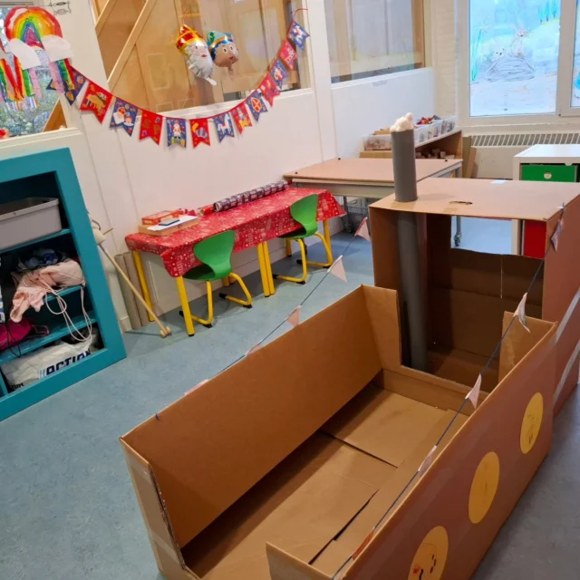 De stoomboot 🚢 en inpakkamer 🎁🎀Het thema krijgt steeds meer vorm en er kan al heel leuk gespeeld worden.Benieuwd? Kom gerust eens even binnen kijken.