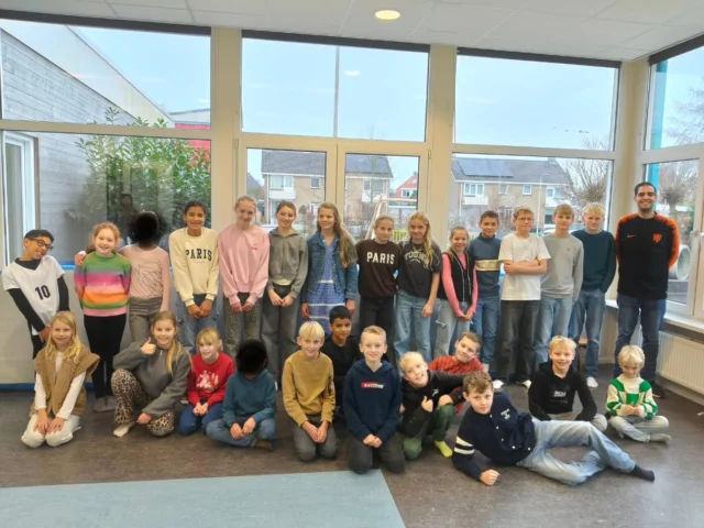 Vanmorgen hadden de kinderen van groep 4-8 een gastles van niemand minder dan Stefan Boersma (Paralympic)Stefan vertelde over ondanks dat hij een beperking heeft (cp) Een doel voor ogen had om op hoog niveau keeper te worden. En dat is gelukt!Bedankt @boeroejoure voor deze leerzame ochtend.@sportfryslan @noorderbasis