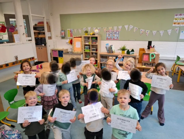 Pietengym 🎁Ook de kleuters hebben vandaag hun pietendiploma gehaald.Wat een toppers 🎉 en wat hebben ze zin in vrijdag. Zou er morgen weer wat te zien zijn bij de tent ⛺ waar Piet in slaapt?Kom morgen maar snel.